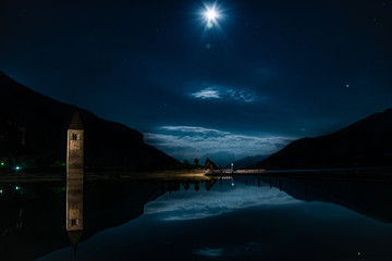 Lago di Resia - riflesso sul lago di notte