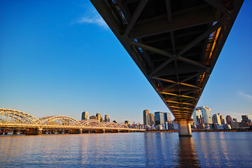 Fototapeta premium 夕暮れの十三大橋と大阪キタの街並み