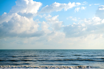 Obraz premium The sea in the dark blue sky on the day of bright