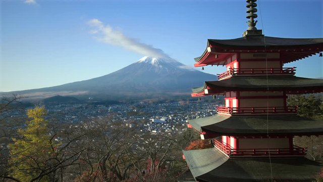 五重塔の背後に見える富士山。山梨県／富士吉田市／日本