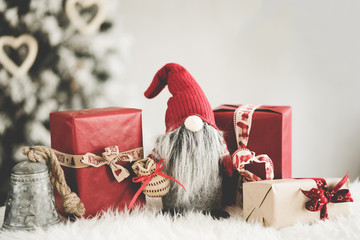 Xmas Weihnachten Dekoration Wichtel rot mit Geschenken Weihnachtsbaum im Hintergrund - Var. 2