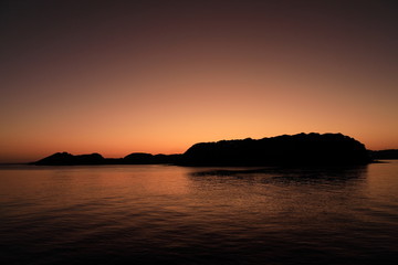 Fototapeta na wymiar 夜明けの日本海と島