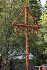 Obraz premium cross on a midsummertree, åre, jämtland, sweden