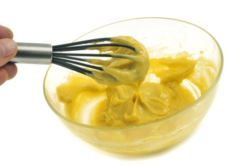 Saladier de mayonnaise maison avec un fouet de cuisine 
