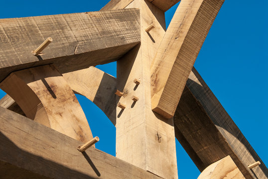 d&eacute;tail sur charpente en bois en construction