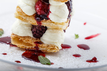 dolce con gelato alla frutta
