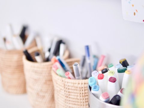 Close up baskets of pens and stationeries on the desk. (Selective focus) 