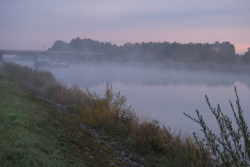 Schiff im Morgen Nebel