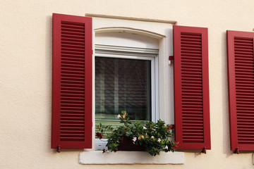 Fototapeta na wymiar Fenster mit Klappladen aus Holz, Außenaufnahme