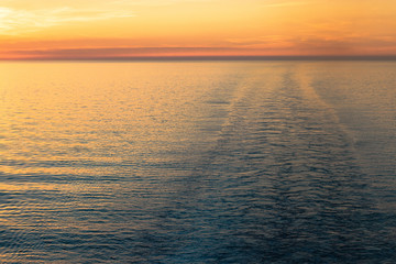 Obraz premium Sonnenuntergang auf dem Kreuzfahrtschiff
