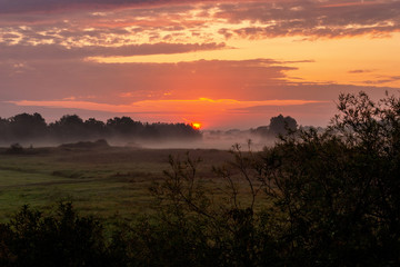 Dolina Górnej Narwi, Poranne mgły nad rzeką, Narew, Podlasie, Polska
