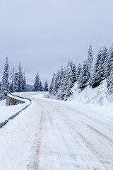 Obraz premium Campulung Rarau road in winter