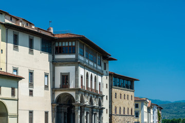 Fototapeta na wymiar The Arno River and the Uffizi Gallery
