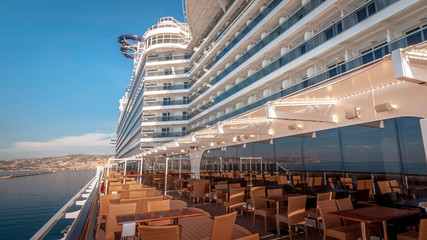 Navire de croisière au port de Marseille en France lors d'une escale, géant des mers. 