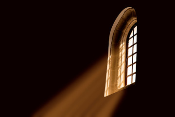 ventana de iglesia con rayos solares