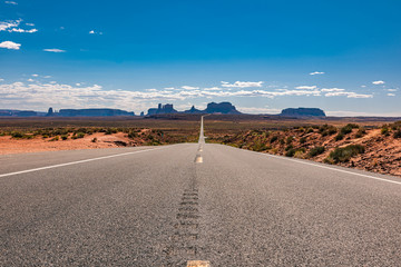 endlose straße zum monument valley