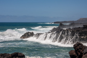 Meeresbrandung an Felsen, Lanzarote