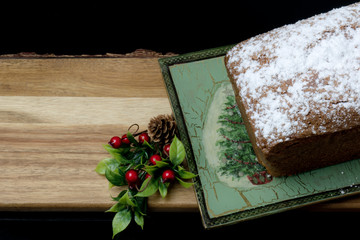 Bizcocho junto a adornos navideños