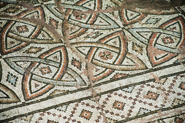 The Church of our Lady Chrysopolitissa was built in the 4th century on the foundations of the Roman forum. Rows of granite columns the Church was divided into 5 naves, and also had an atrium with a fo