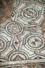 The Church of our Lady Chrysopolitissa was built in the 4th century on the foundations of the Roman forum. Rows of granite columns the Church was divided into 5 naves, and also had an atrium with a fo