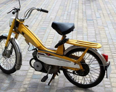 mobylette v&eacute;lomoteur