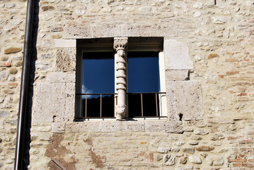 Antica finestra decorata a Teramo, Abruzzo, Italia
