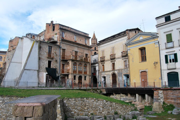 Fototapeta na wymiar Rovine di anfiteatro romano. Teramo, Abruzzo, Italia