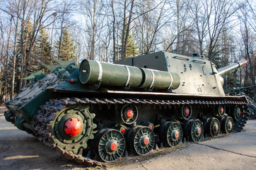 Naklejka premium Ulyanovsk / Russia - 11 24 2019: ISU-152 self propelled gun. Second world war era. Soviet heavy anti-tank destroyer monument. 