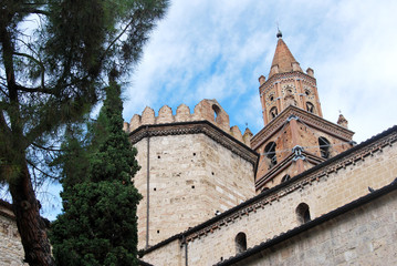 Fototapeta na wymiar Antica chiesa a Teramo, Abruzzo, Italia