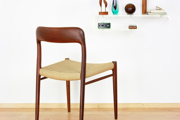 Møller TEAK CHAIR No.75 Stuhl Danish Design Mid Century 60er Moller Vintage Dining Paper Cord seat wood Modern antique 50s 60s retro original isolated on white wall in modern living room closeup loft