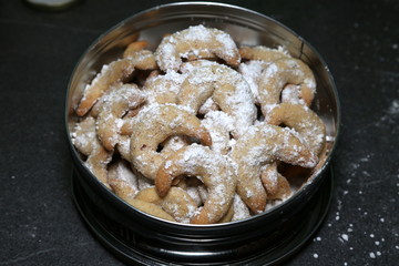 Dose mit hausgemachten Vanille Kipferl.