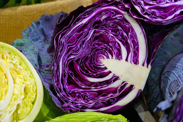 Obraz premium Red cabbage cut in half at a farmers market
