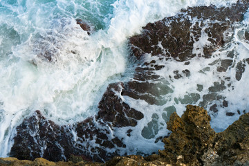 Obraz premium sea and waves splashing on rocks