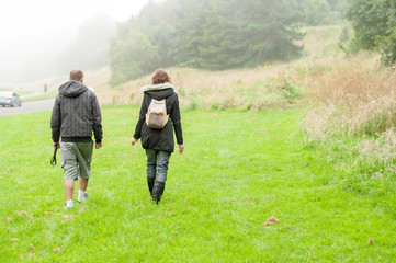 Pareja paseando a perro 02