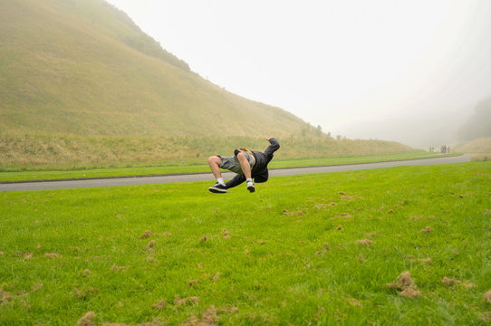 Hombre joven saltando