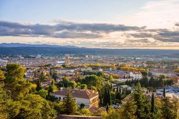 Vue panoramique sur la ville Aix-en-Provence en automne. Coucher de soleil. France, Provence.	 - 305281743