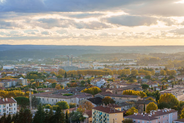 Vue panoramique sur la ville Aix-en-Provence en automne. Coucher de soleil. France, Provence.	