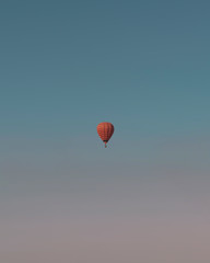 globo aerostatico solo volando en atardecer