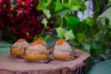 Arancini al chorizo y manchego horneados colocados en tabla de madera rústica