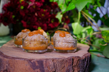 Arancini al chorizo y manchego horneados colocados en tabla de madera rústica