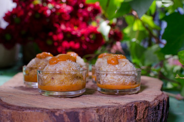 Arancini al chorizo y manchego horneados colocados en tabla de madera rústica