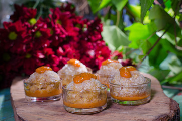 Arancini al chorizo y manchego horneados colocados en tabla de madera rústica