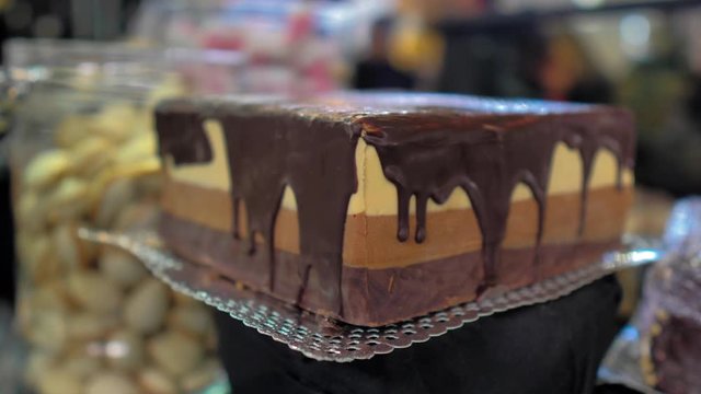 Tarta de tres chocolates con cobertura derretida vista de cerca