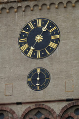 Fototapeta na wymiar Uhr am Altpörtel in Speyer