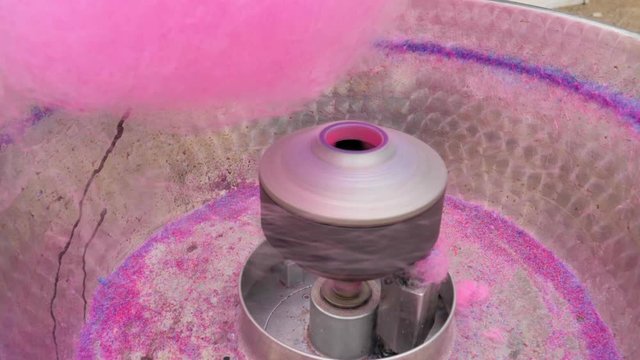 maquina de algod&oacute;n de azucar de color rosa en c&aacute;mara lenta