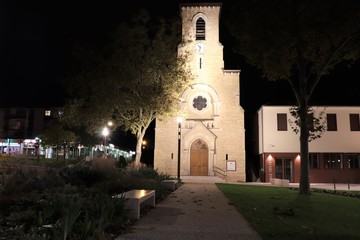 Fototapeta na wymiar Eglise Saint Jacques la nuit dans la commune de Corbas - Département du Rhône - France
