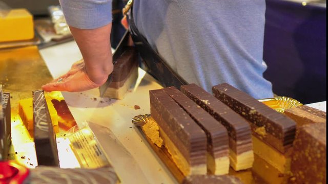 Chef artesano cortando turr&oacute;n de chocolate con cuchillo