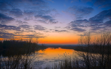 Fototapeta na wymiar sunset over lake