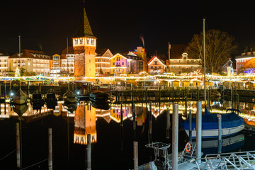 strahlend erleuchteter Hafen und Stadtkulisse in Lindau, zur Hafenweihnacht (D, Bayern, Bodensee)