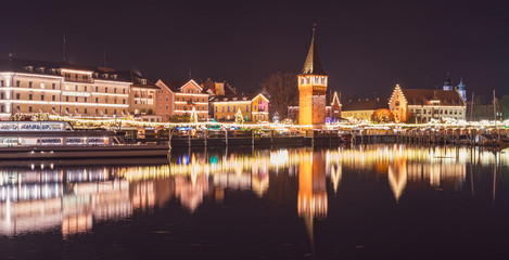Fototapeta na wymiar strahlend erleuchteter Hafen und Stadtkulisse in Lindau, zur Hafenweihnacht (D, Bayern, Bodensee)